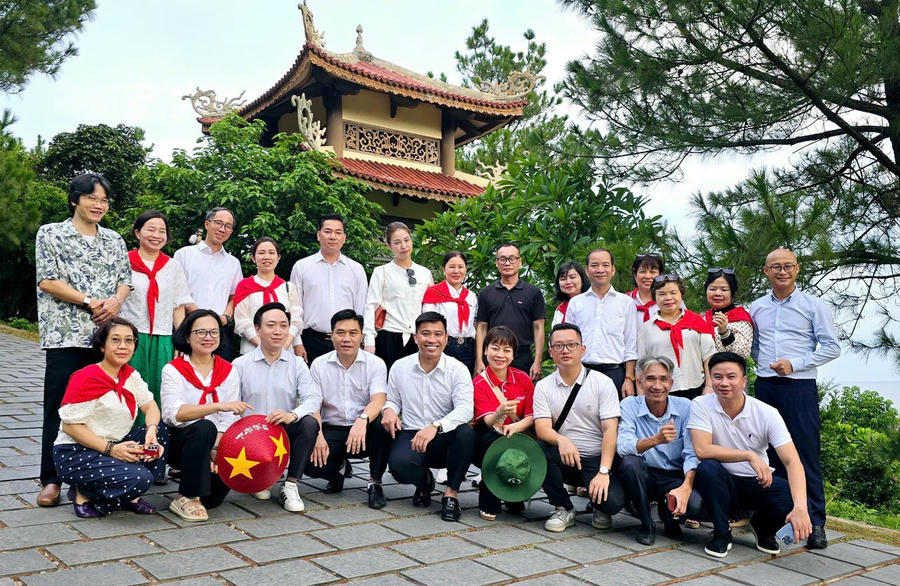 Đoàn công tác Báo Pháp luật Việt Nam chụp ảnh lưu niệm tại Khu mộ Đại tướng Võ Nguyên Giáp. Ảnh: PV