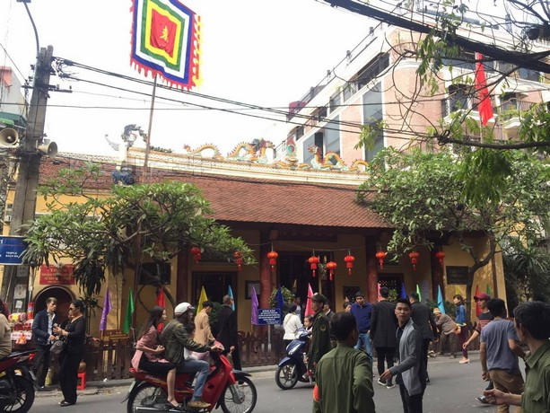 Ban quản lý Khu di tích đền Bạch Mã hướng dẫn người dân khi đi vào lễ trong đền.