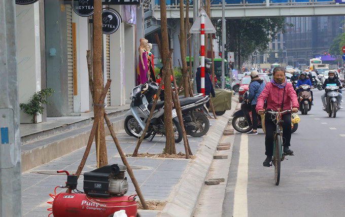 Trước đây vỉa hè tuyến phố Phạm Ngọc Thạch có nhiều đoạn rộng hơn chục mét, nay chỉ còn hơn một mét và được lát đá xanh.