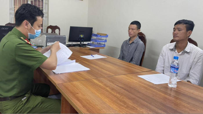 Cương và Sơn đang khai báo tại Cơ quan CSĐT Công an huyện Tiên Yên.