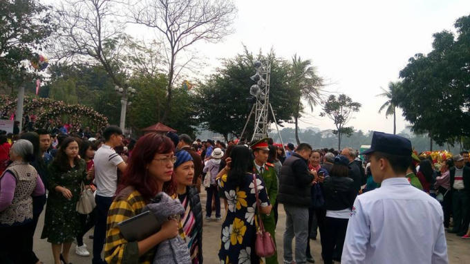 Hàng ngàn người đổ về nơi đây thưởng ngoạn hoa hồng Bulgaria.