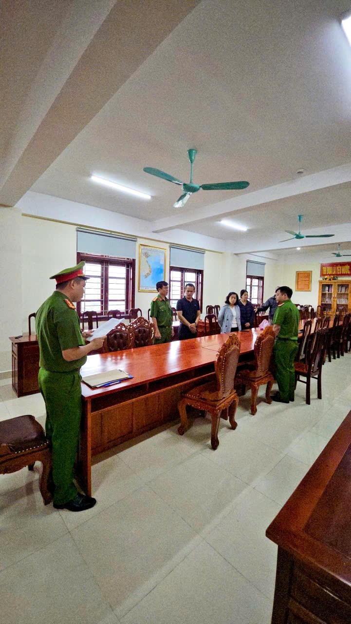 Cơ quan Cảnh sát điều tra Công an tỉnh Lâm Đồng đọc lệnh bắt tạm giam đối với bị can Lê Văn Thanh. Ảnh: Công an Lâm Đồng
