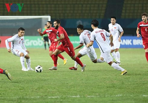 Olympic Việt Nam và Olympic Syria tổ chức quây bắt người rất chặt chẽ. (Ảnh: Ngọc Duy)