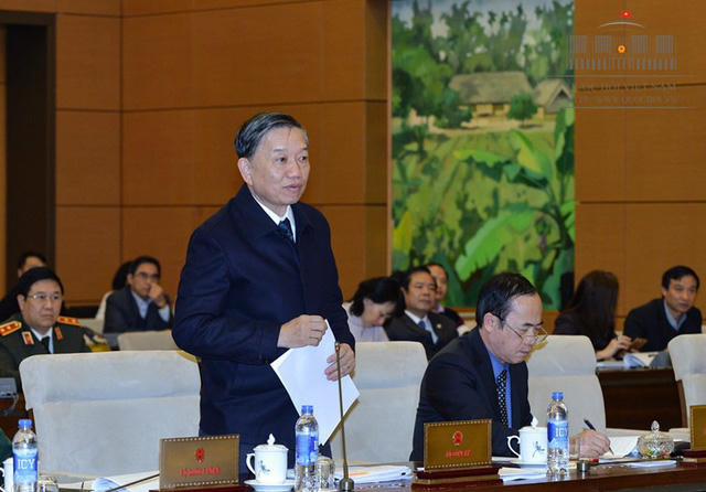 Bộ trưởng Công an Tô Lâm báo cáo tại phiên họp của UB Thường vụ Quốc hội.
