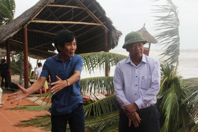 Ông Nguyễn Sự trao đổi cùng Chủ tịch tỉnh Quảng Nam Đinh Văn Thu ở điểm nóng sạt lở Cửa Đại (TP Hội An) trong đợt mưa lũ vừa qua. Ảnh: Cao Thái