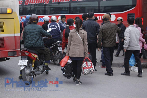 Bắt đầu từ trưa nay 31/12, tại bến xe Giáp Bát (Hoàng Mai - Hà Nội), hàng nghìn người ùn ùn kéo về các bến xe để kịp chuyến về quê nghỉ tết. Ảnh: Như Trường.