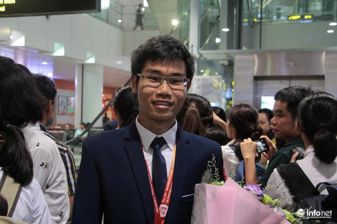 Nam sinh Đinh Quang Hiếu đoạt “cú đúp” Huy chương Vàng tại Olympic Hóa học quốc tế.