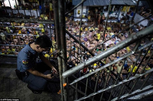 Cảnh sát tù giam khóa trái một cầu thang dẫn xuống sàn ngủ chung của tù nhân. (Ảnh: AFP)