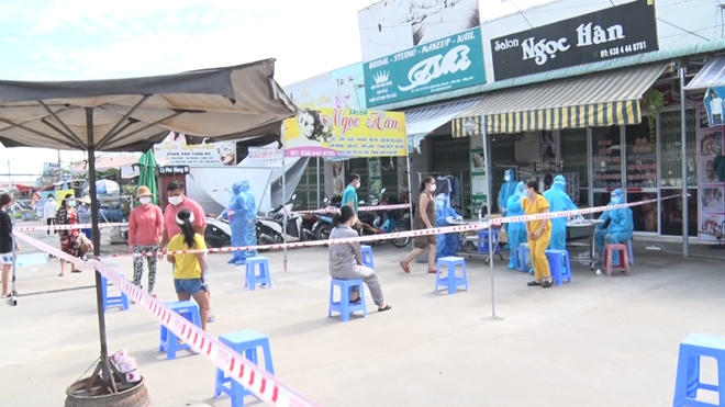 Lấy mẫu xét nghiệm cho người dân khu vực phong tỏa.