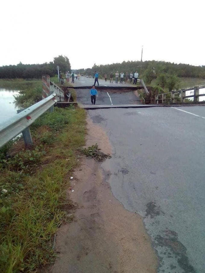 Sập cầu trên tỉnh lộ 766, giao thông tê liệt