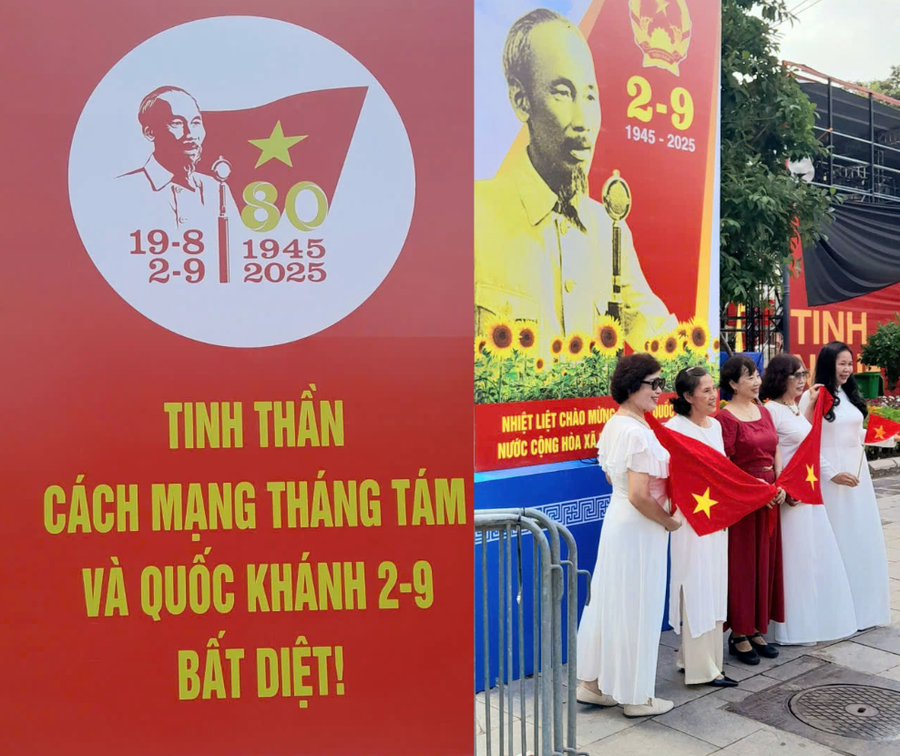 Đường phố Hà Nội rực rỡ cờ hoa chào mừng Quốc khánh 2/9