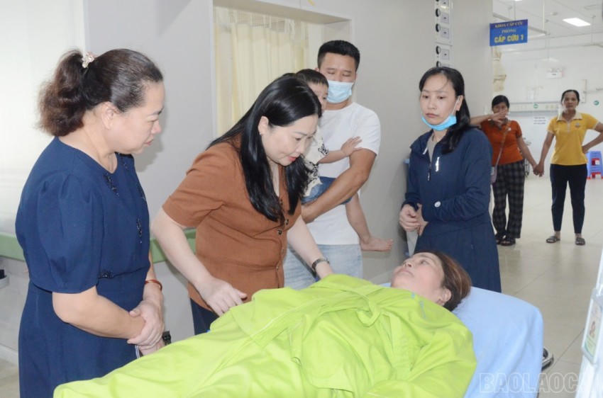 Đồng chí Vũ Thị Hiền Hạnh (áo nâu) - Phó Chủ tịch UBND tỉnh đã đến Bệnh viện Đa khoa số 1 tỉnh Lào Cai thăm hỏi, động viên các nạn nhân