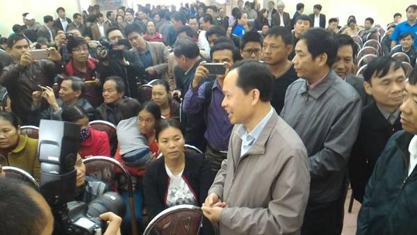 Ông Trịnh Văn Chiến-Bí thư tỉnh ủy Thanh Hóa đối thoại trực tiếp với ngư dân Sầm Sơn.