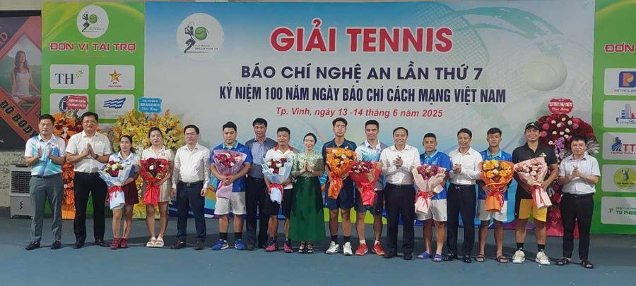 Đại điện lãnh đạo tỉnh Nghệ An và BTC tặng hoa cho các VĐV.