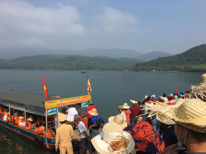 Đ&ograve; đưa du kh&aacute;ch v&agrave;o ch&ugrave;a Hương T&iacute;ch được đảm bảo an to&agrave;n chặt chẽ