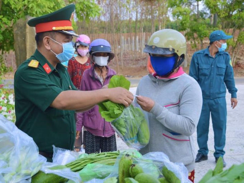 Tặng rau xanh, củ quả đến tận tay người dân vùng dịch.