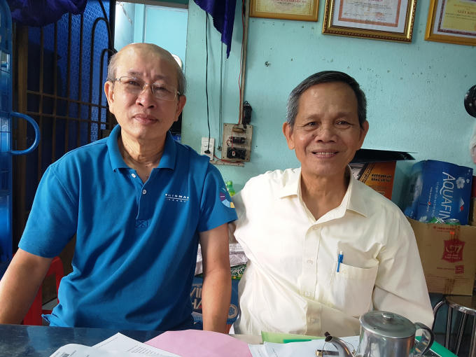 Ông Nguyễn Văn Hảo (áo xanh) và ông Nguyễn Hữu Sáu (áo trắng), bệnh nhân được bác sĩ Lìl chữa trị.