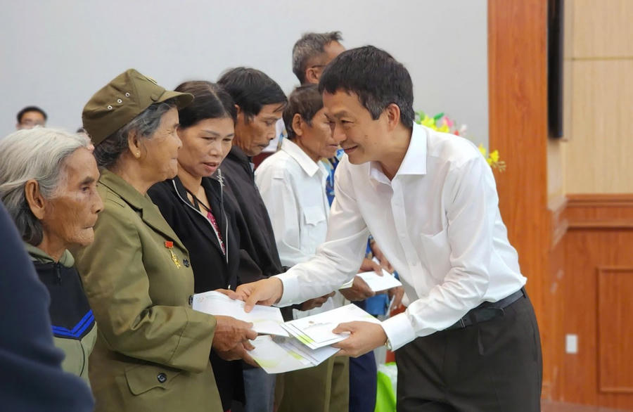 Ông Đặng Văn Thanh trao quà tặng gia đình chính sách tại huyện Sa Thầy.