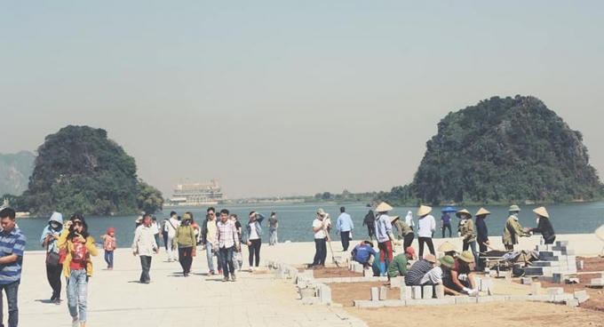 Tấp nập người về vãn cảnh chùa Tam Chúc dù đang thi công