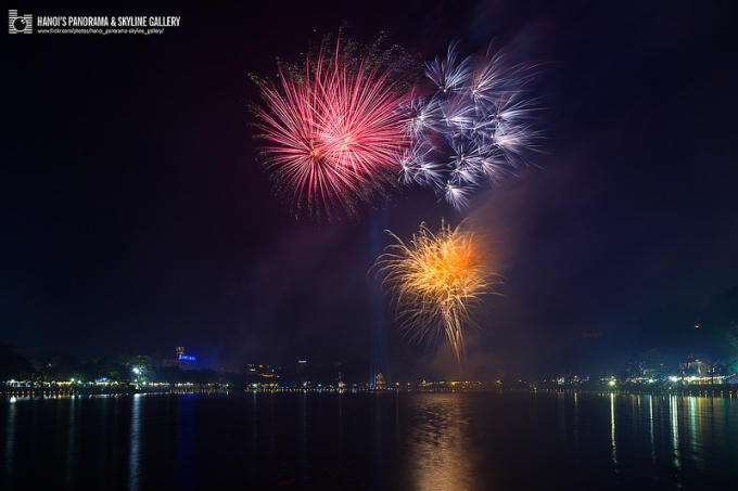 Lung linh sắc m&agrave;u ph&aacute;o hoa tại Hồ Gươm
