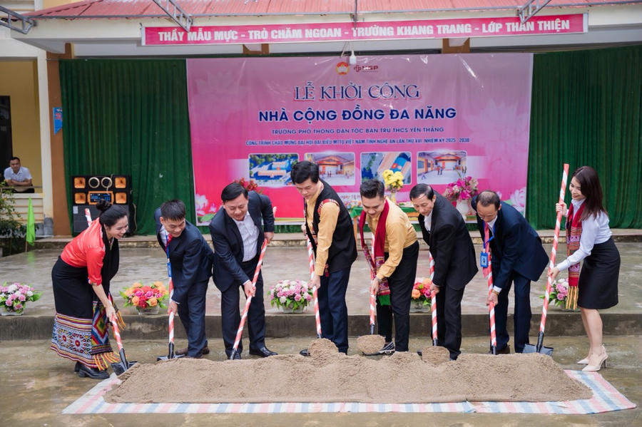 Lãnh đạo Ủy ban MTTQ tỉnh Nghệ An, xã Yên Hoà, nhà tài trợ và nhà trường thực hiện nghi thức khởi công.