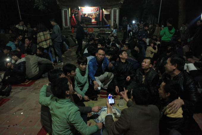 Người dân và du khách thụ lộc sau khi nghi thức "tình phộc" kết thúc tại sân miếu Đụ Đị.