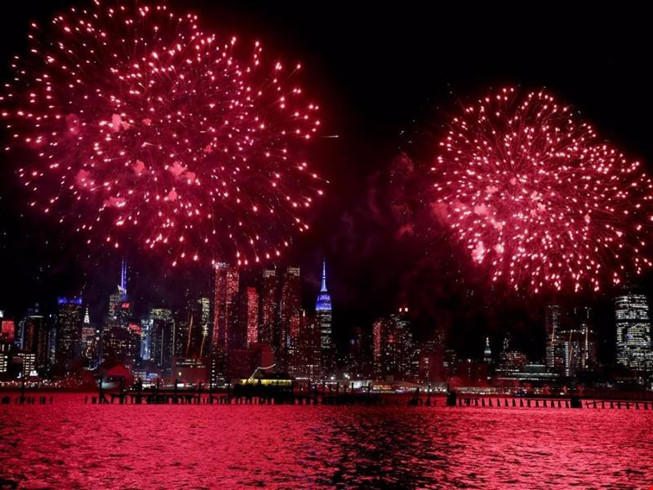 Biểu diễn pháo hoa mừng Tết Nguyên Đán tại New York (Mỹ) tối giao thừa, nhằm ngày 26-1 của Mỹ. Ảnh: AP