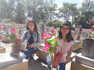 Cán bộ, phóng viên PLVN đội nắng thắp tâm nhang tri ân 'đất lửa' Quảng Trị