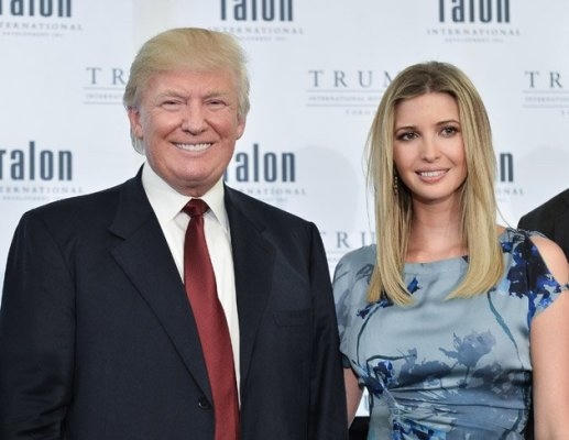 Ivanka chụp bên cạnh người cha nổi tiếng của mình.
