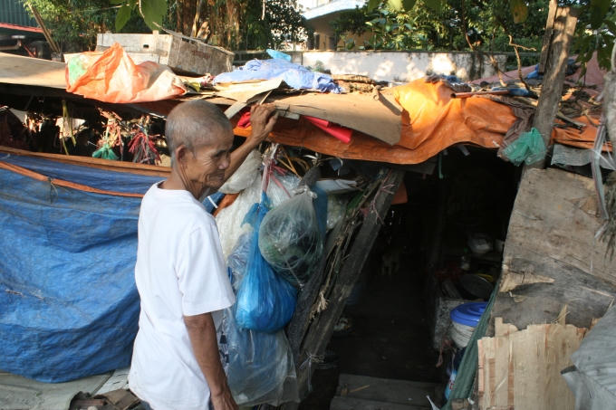 Với chiều cao "hạn chế" của ông Hùng nhưng vẫn được đo ngang với chiều cao của căn lều