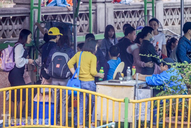Khu vui chơi chật cứng người đăng ký mua vé, xếp hàng đến lượt.