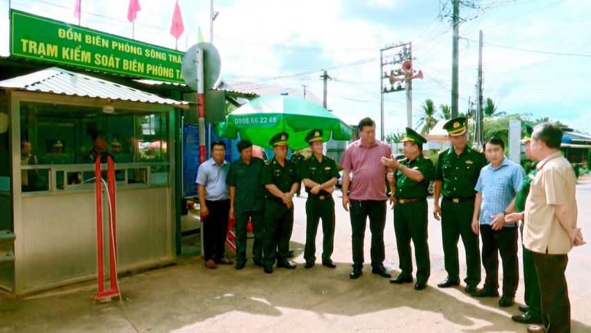 Đoàn công tác khảo sát thực tế tại Trạm kiểm soát Biên phòng Tân hưng, Đồn Biên phòng Sông Trăng. Ảnh: Luận Quân Phương