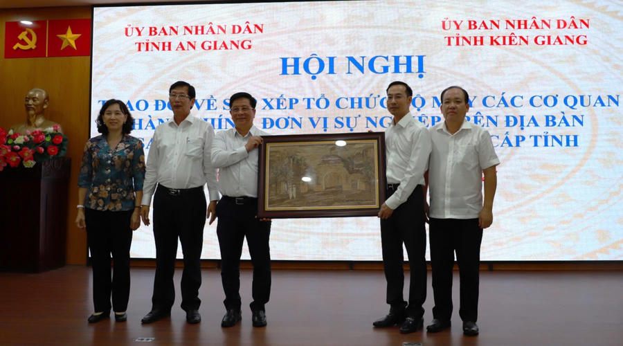 Lãnh đạo tỉnh Kiên Giang trao tặng Lãnh đạo tỉnh An Giang bức tranh Cổng Tam quan được làm từ vỏ cây tràm