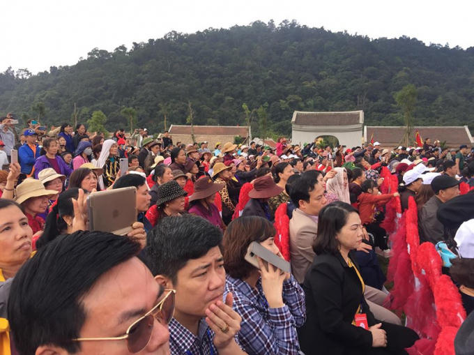 Hàng vạn lượt du khách từ khắp nơi đổ về tham dự Lễ khai hội xuân Yên Tử 2019.