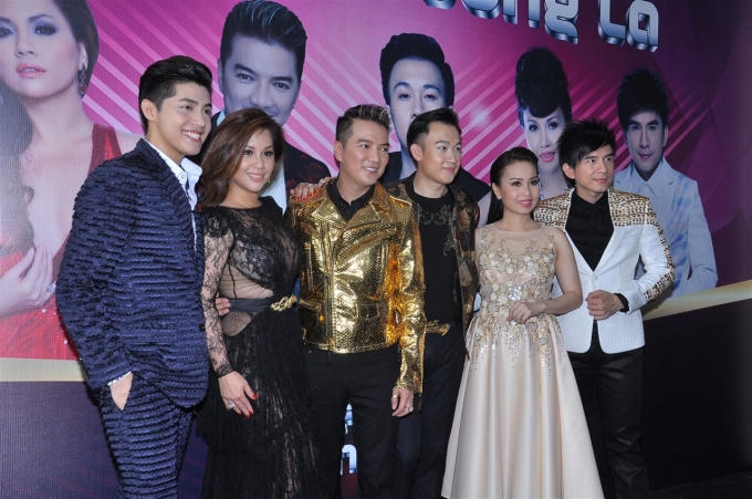 Bộ ba HLV khá thoải mái trước khi bước vào chương trình. Mr.Đàm còn có những cử chỉ nghịch ngợm nhằm giúp không khí hậu trường bớt đi phần nào căng thẳng.