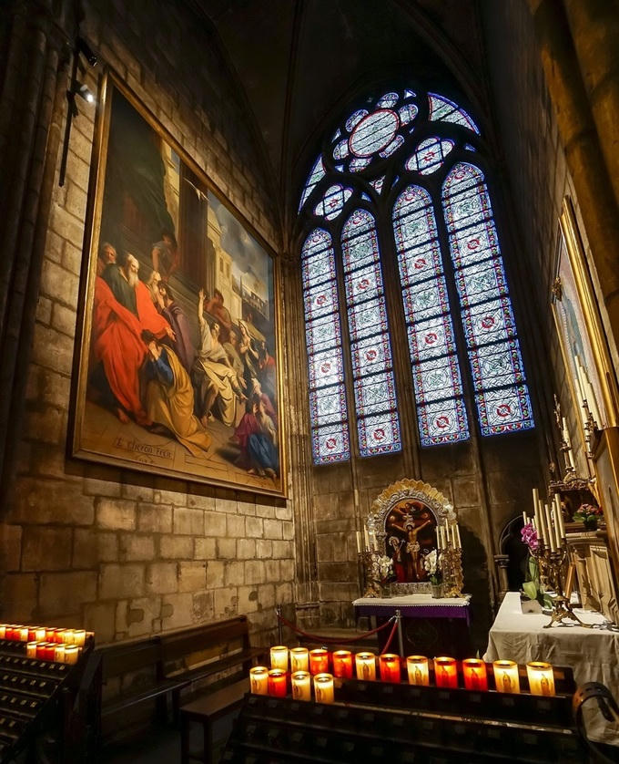 Hàng loạt tác phẩm điêu khắc, tượng và hội họa được lưu giữ tại Nhà thờ phác họa lại những cảnh tượng trong Kinh thánh và hình ảnh các vị thánh. Chúng đều có tuổi thọ vài trăm năm và được coi là những tác phẩm vô giá.