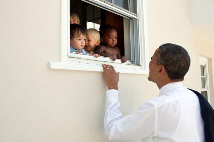 Tổng thống Obama có biệt tài dỗ trẻ và ông cũng rất yêu quý trẻ em. (Ảnh: Pete Souza)