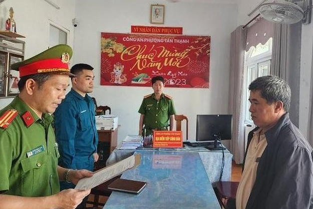 Lực lượng chức năng tống đạt quyết định khởi tố bị can đối với ông Lê Sen