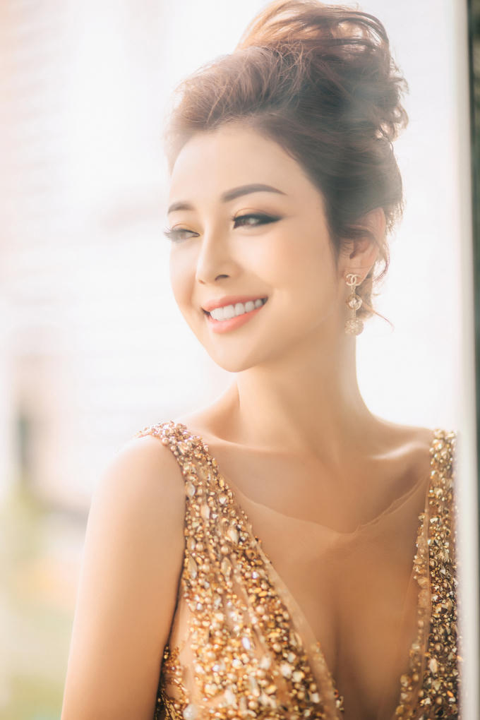 Hoa hậu Jennifer phạm đẹp hút hồn khi làm giám khảo bên cạnh Bình Minh