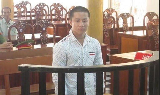 Nguyễn Phi Công trước vành móng ngựa.