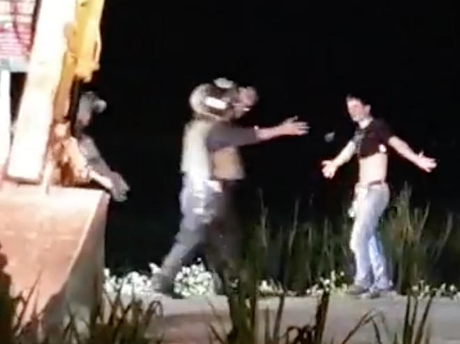 Sau nhiều giờ cố thủ đến 19h15' ngày 15/2, Trung đã đầu thú.