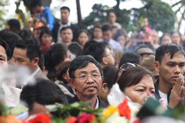 Hàng vạn người chen chân lễ phủ Tây Hồ ngày đầu năm