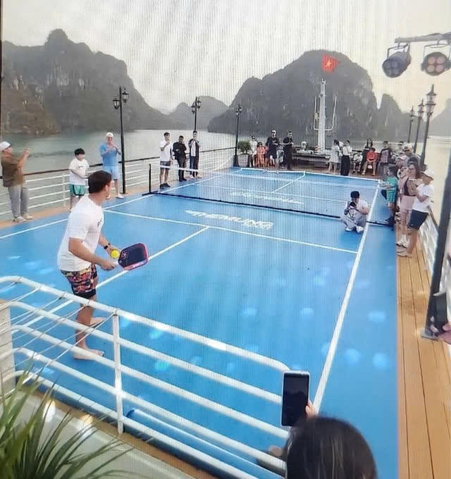 Hình ảnh du khách chơi pickleball trên tàu đang neo trên Vịnh Hạ Long. Ảnh: cắt clip