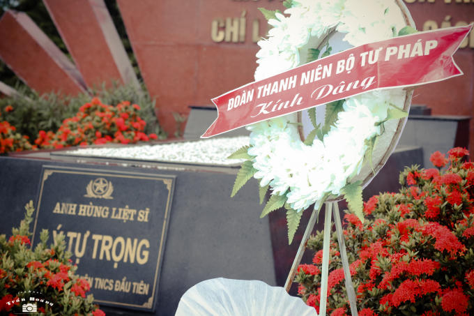 Trang trọng dâng vòng hoa lên phần mộ người anh hùng.