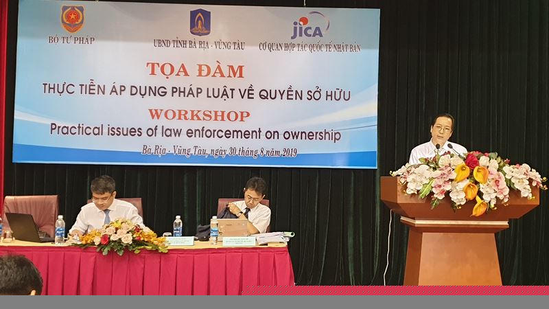 Luật sư Phạm Hùng tham luận tại Tọa đàm.