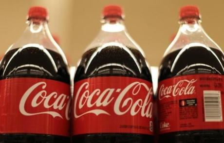 Coca Cola chứa nhiều thành phần gây hại đến sức khỏe. Ảnh: Reuters.