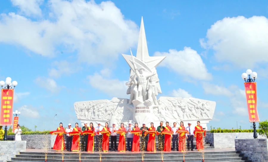 Các đại biểu thực hiện nghi thức cắt băng, chính thức đưa Di tích Chiến thắng Đầm Dơi – Cái Nước – Chà Là vào hoạt động, trở thành địa chỉ đỏ tiêu biểu của tỉnh Cà Mau, ghi dấu những chiến công oanh liệt của quân và dân trong kháng chiến chống Mỹ cứu nước.