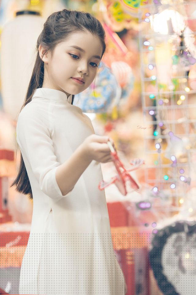 Còn nhắc đến những dự định tương lai cho bé, chị Hạnh nói thêm: “Gia đình cũng có cho con theo học một số môn ngoại khoá để xem con hợp, con yêu thích thì sẽ ủng hộ con, để con quyết định, gia đình chỉ giúp con định hướng chứ không bắt con phải theo. Đợt này con đang theo học belly dance”.