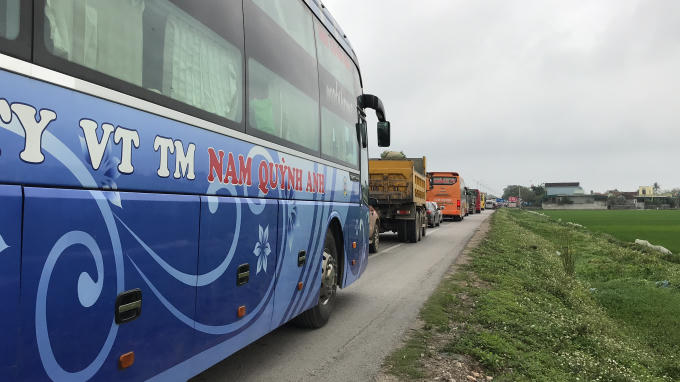 Nhiều phương tiện phải "chôn chân" trên quốc lộ.