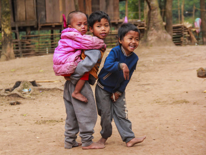 Nụ cười vẫn trên môi các em nhỏ mặc dù cái lạnh đang bủa vây. (Ảnh: Hải Long).